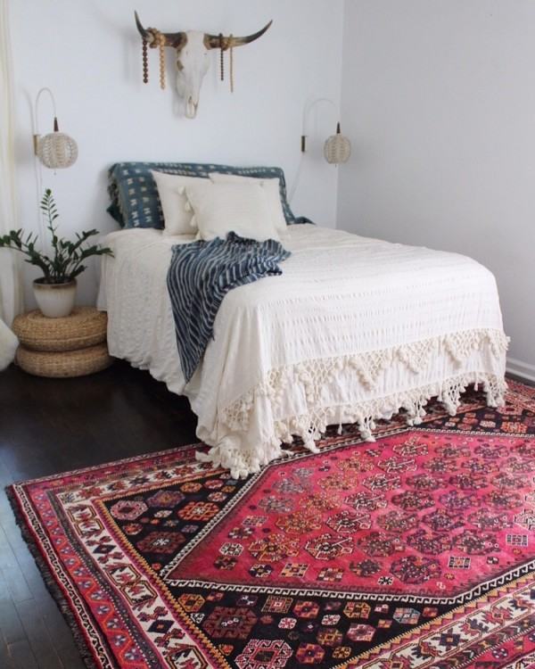 All whites and neutrals, this really shows of the rug if you love the  pattern and color of the rug