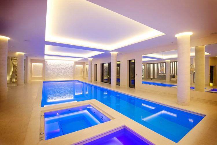 Contemporary swimming pool in Buckinghamshire